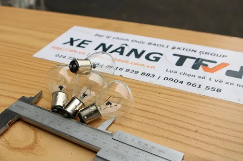 So sánh bóng đèn xe nâng điện 48V 40W một dây tóc với bóng 48V khác