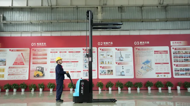 Người vận hành đi bộ theo xe nâng stacker Sany