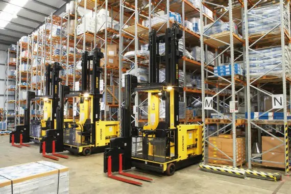 Hướng dẫn vận hành xe nâng trong kho hẹp an toàn và hiệu quả