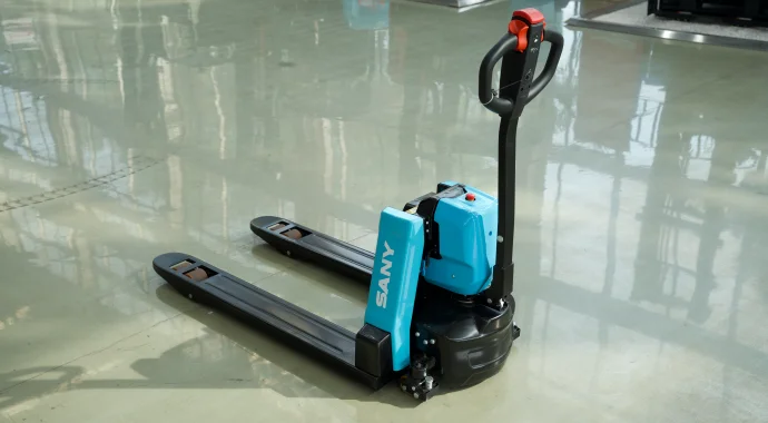 Xe nâng tay điện Sany SCB20W xoay trở trên nền xưởng