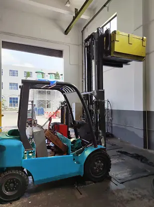 Xe nâng điện 3 bánh Baoli KBET15-Li-01 thử nghiệm dầm mưa