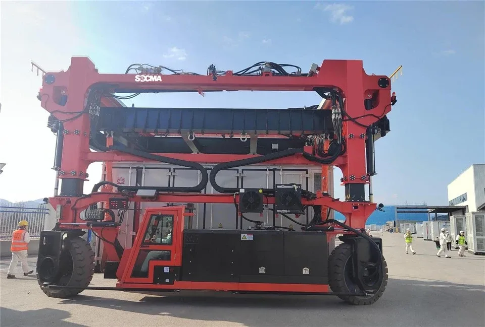 Straddle carrier SOCMA 60 tấn nhìn thẳng