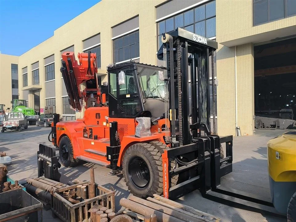 Xe nâng kiêm cẩu SOCMA HNFC160-1000 tại nhà máy