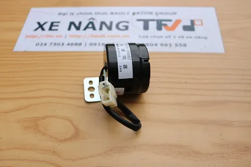 Thay còi lùi xe nâng 24V HC25952-42301 đúng cách