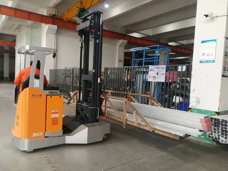 Xe nâng đa hướng Zowell RSEW130 nâng hàng dài trong nhà xưởng