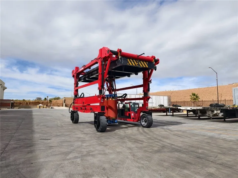 Straddle carrier SOCMA 30 tấn lái 4 bánh