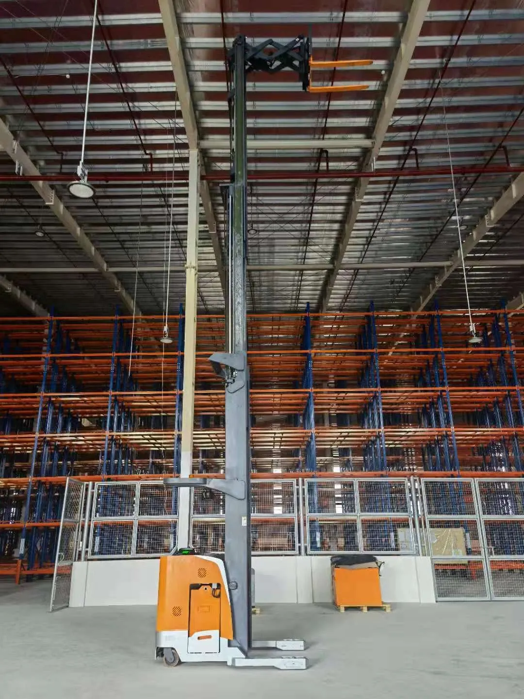 Xe nâng reach truck Zowell RRE115 — nâng cao trong kho