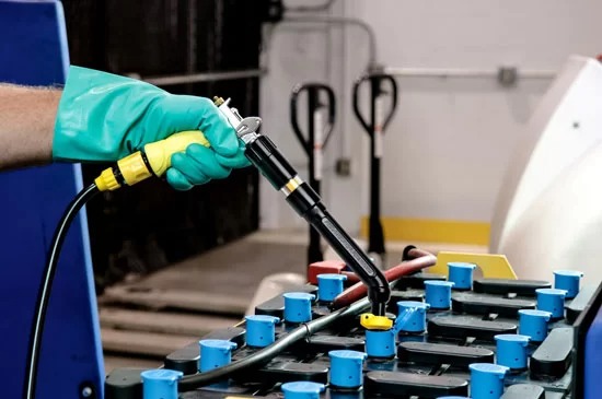 Pin lithium cho xe nâng trong nhà máy thực phẩm, dược phẩm, điện tử