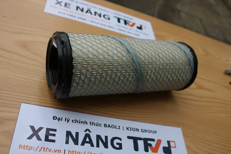 Lọc gió xe nâng Sakura A-8513 nằm nghiêng trên bàn tại kho TFV