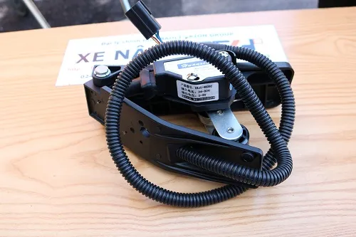 Cấu tạo bàn đạp chân ga điện tử xe nâng Komatsu