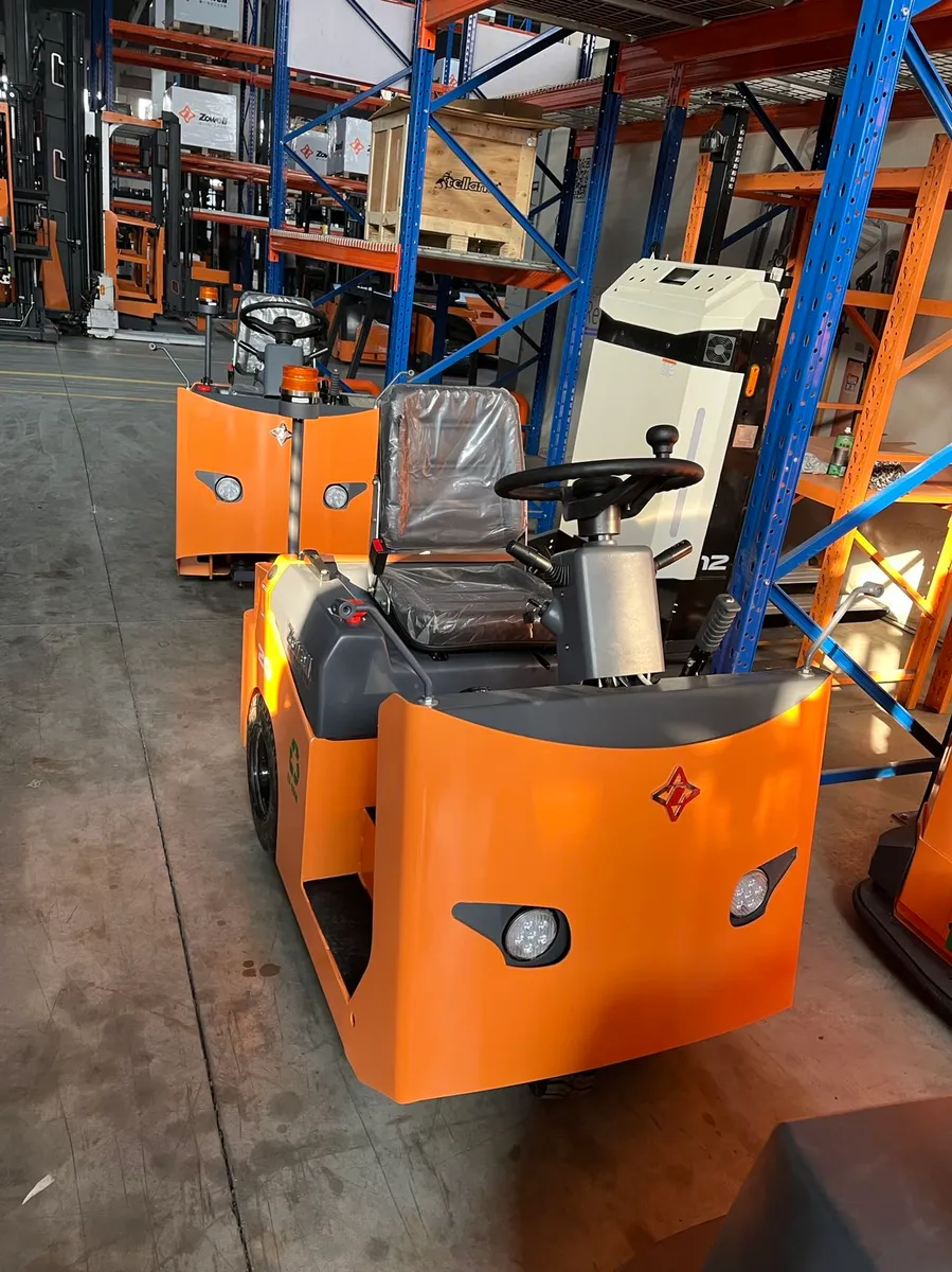 Xe kéo điện Zowell XT20 trong kho kệ