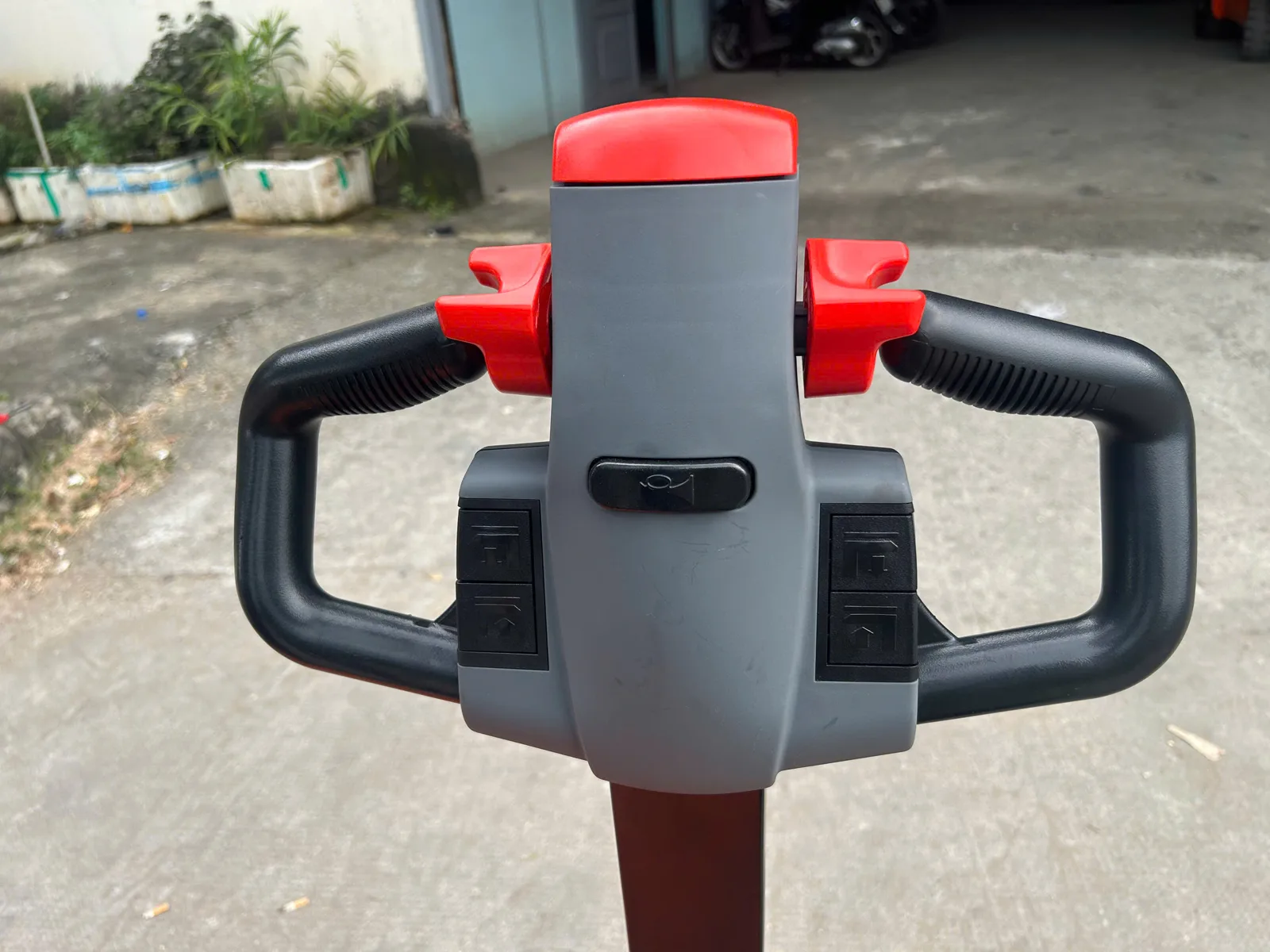 Đầu tay lái xe nâng điện stacker Interlift EST124 với nút điều khiển