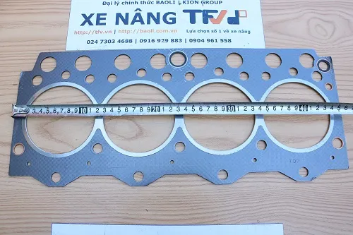 Đo chiều dài gioăng mặt máy xe nâng Komatsu 4D95 6205-11-1811