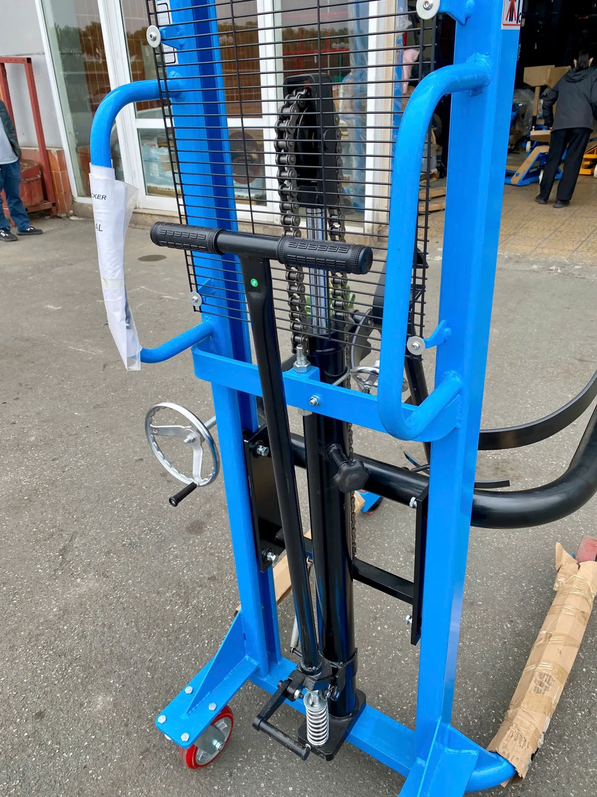 Xe nâng phuy Interlift 350 kg nhìn phía sau