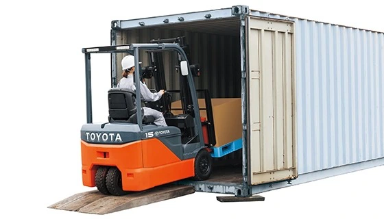 Xe nâng điện Toyota 8FBE15 làm việc trong container