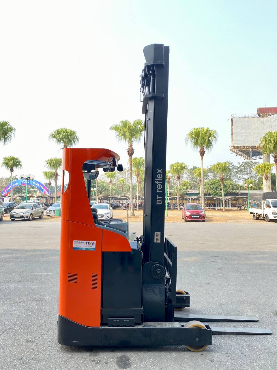 Xe nâng reach truck ngồi lái