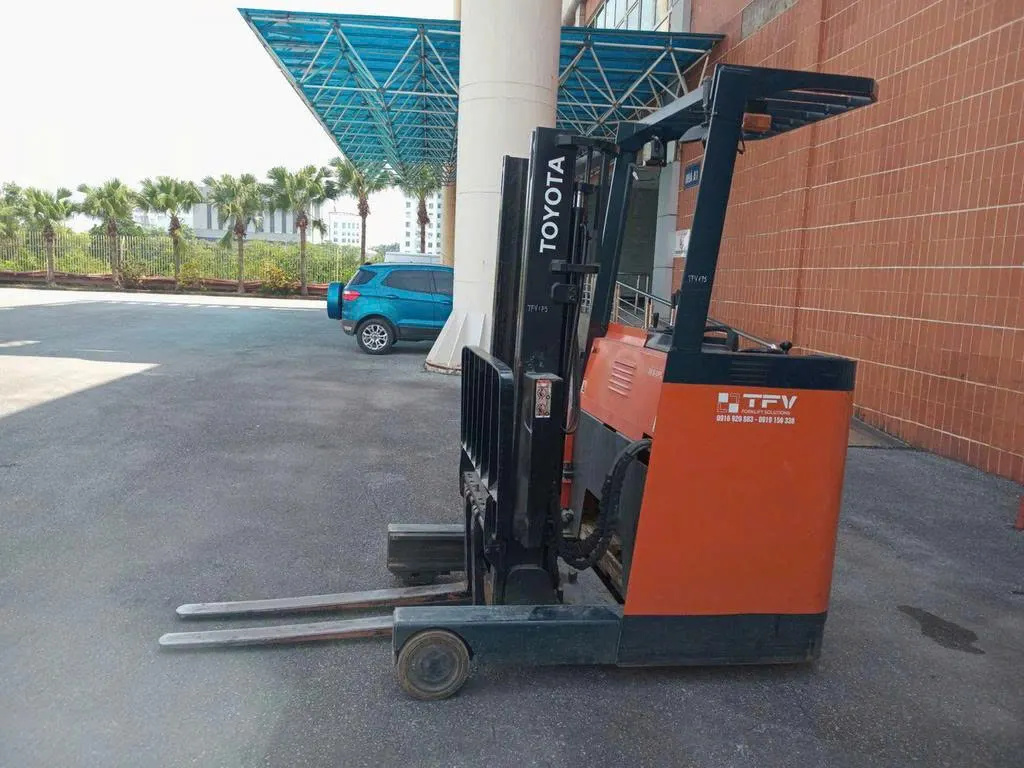 Xe nâng reach truck cũ Toyota 7FBR15