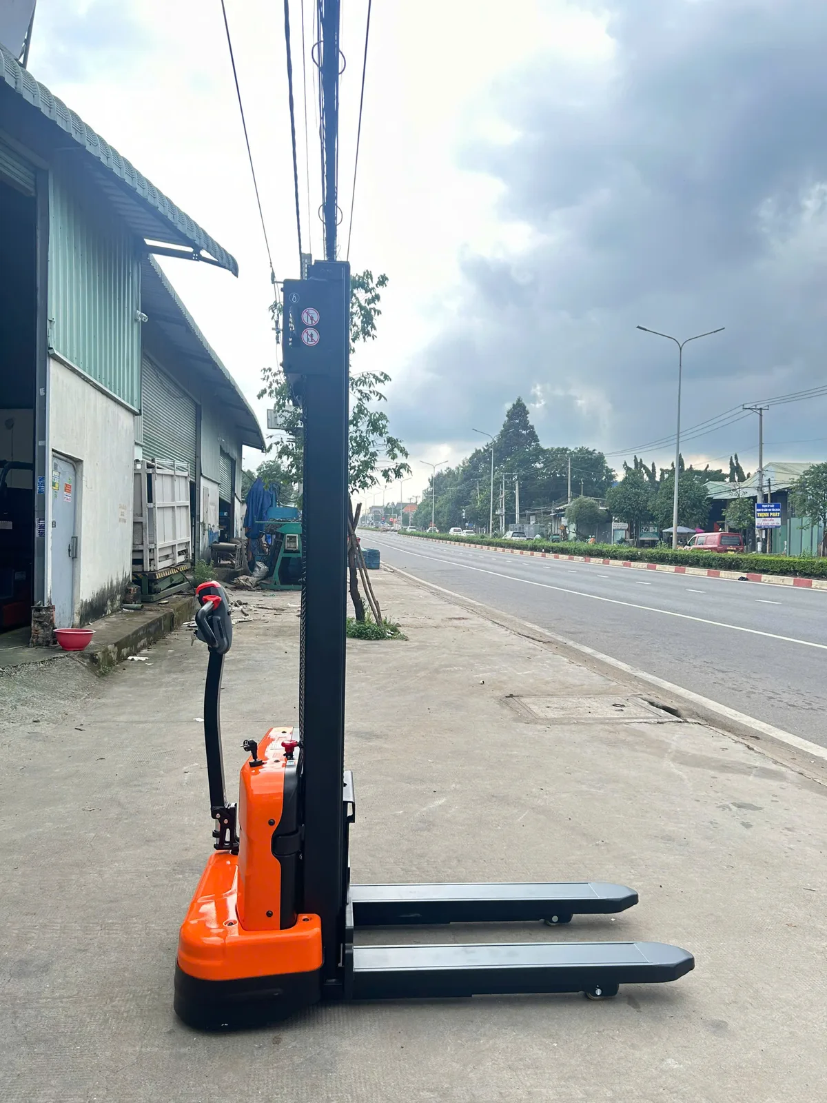 Xe nâng điện stacker Interlift EST124 nhìn ngang, thân gọn