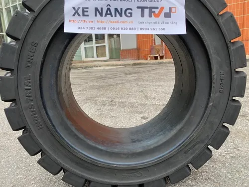 Lốp đặc 28×9-15 Success xếp chờ giao