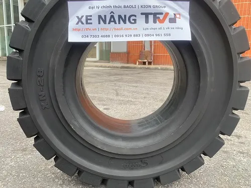 Lốp đặc 7.00-12 Success xếp tại kho phụ tùng TFV