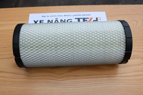 Lọc gió xe nâng 256G1-08011 đặt nằm ngang tại kho TFV