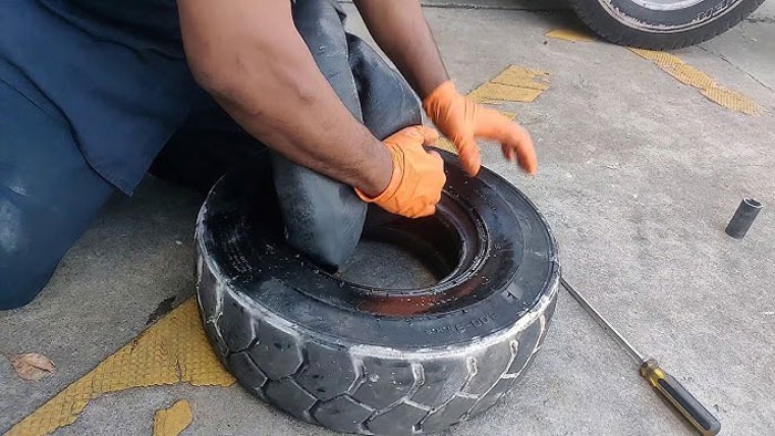 Cách thay lốp xe nâng đúng quy trình đảm bảo an toàn