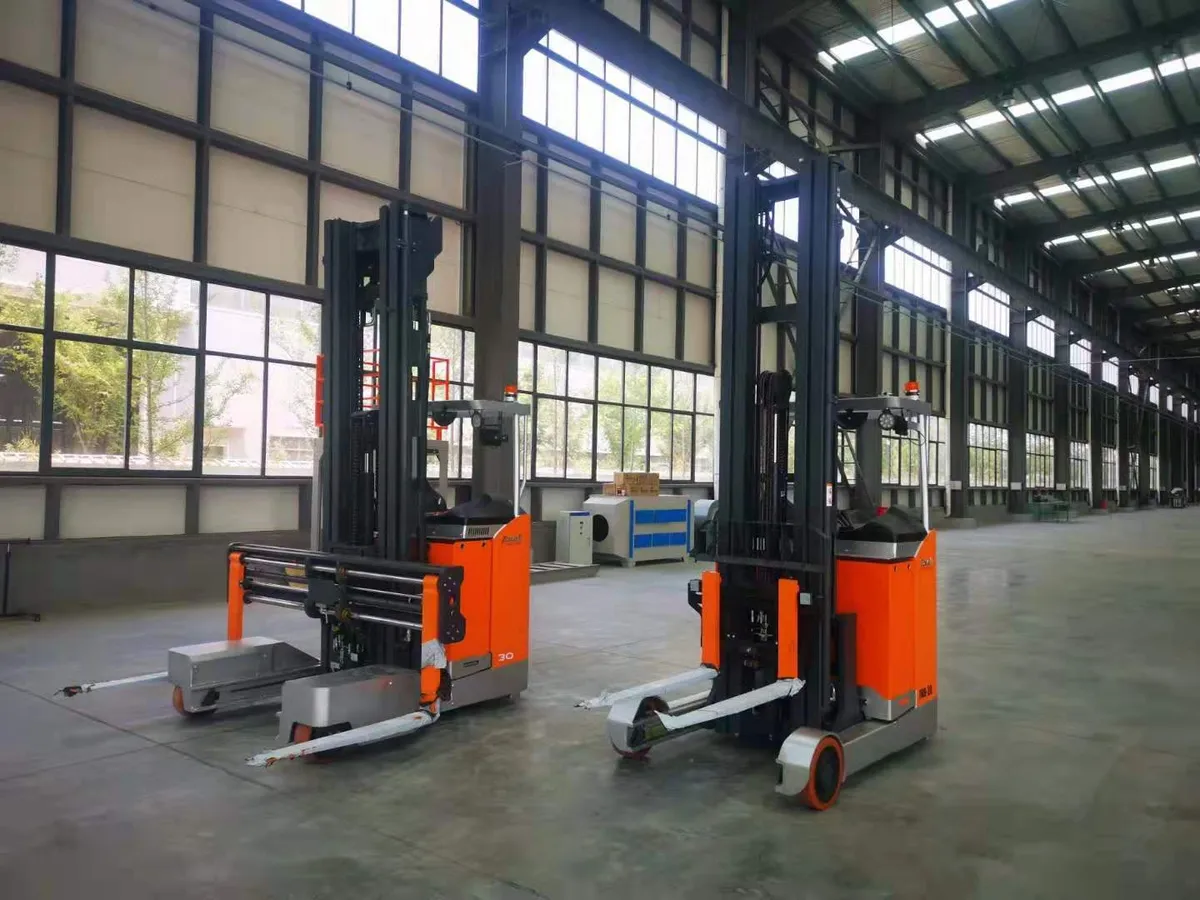 Hai xe nâng đa hướng Zowell RSEW trong nhà xưởng