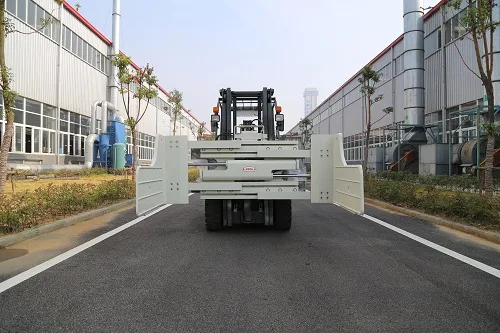 Kẹp vuông bột giấy Pulp Bale Clamp Liandong lắp trên xe nâng nhìn từ phía trước