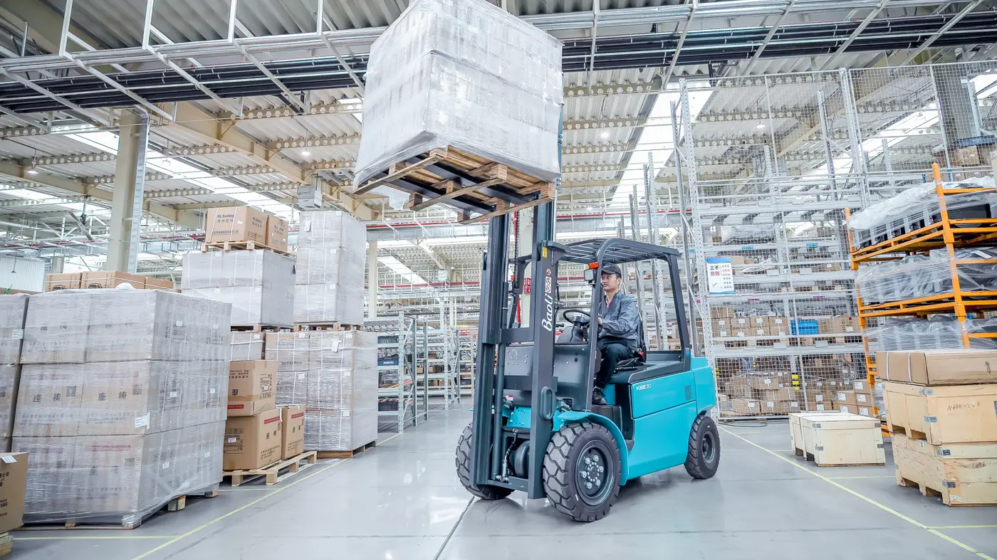 Xe nâng điện Baoli KBE-Li-02 dòng X3B nâng pallet trong kho
