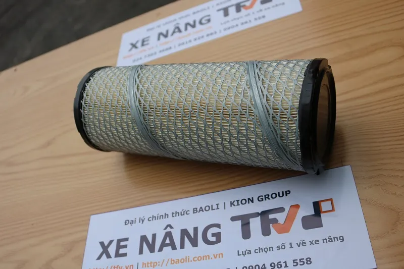 Kiểm tra lọc gió xe nâng Sakura A-8513 trước khi lắp