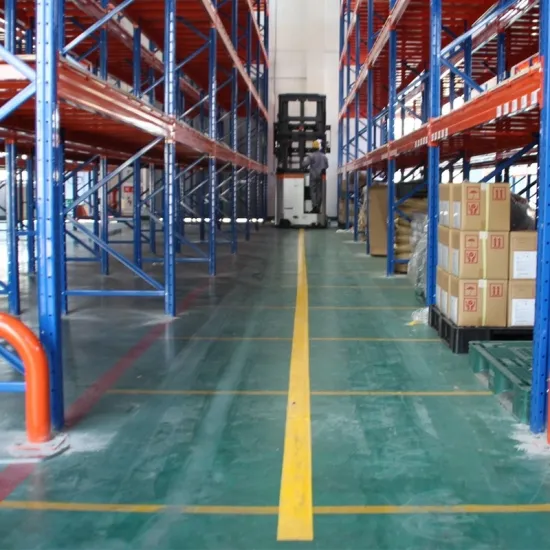 Xe nâng VNA Zowell VDA chạy giữa hai dãy kệ