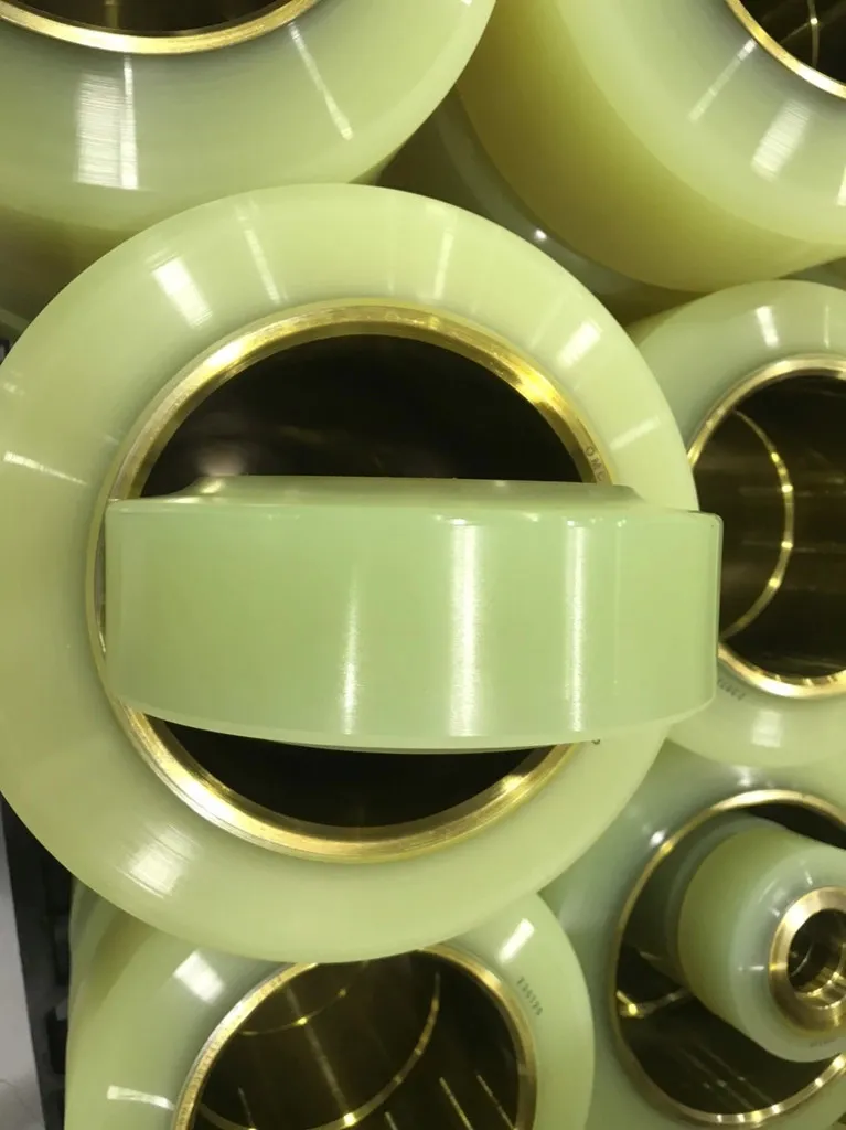 Bánh xe PU OMC Interlift cho xe nâng điện đứng lái