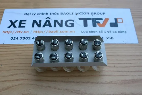 Thay bóng đèn dây tóc 48V 25W 1 chân P.00888 cho xe nâng điện