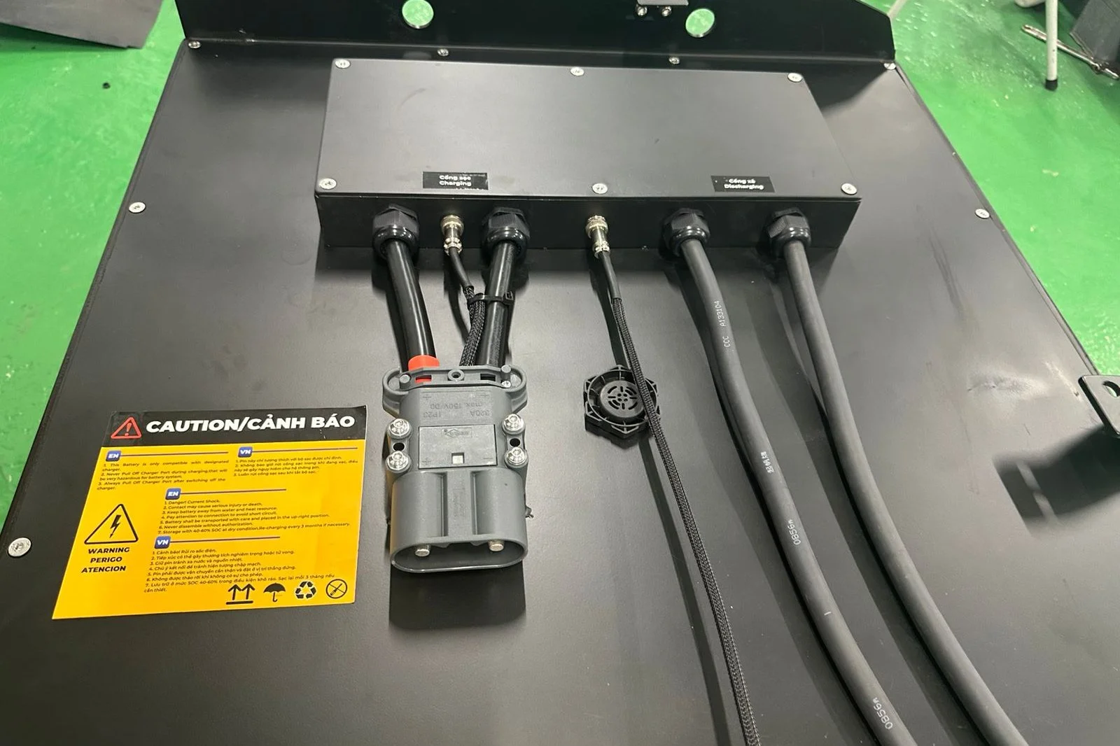 Mặt trên pin lithium xe nâng Interlift: giắc sạc REMA, giắc xả SB175, màn hình