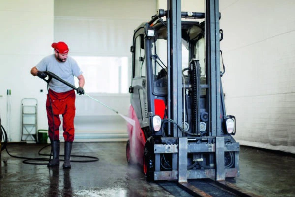 Hướng dẫn vệ sinh xe nâng sau ca làm đúng quy trình