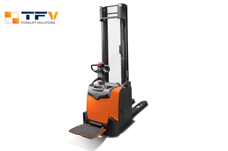 Xe nâng tay có bệ đứng BT Staxio SPE160