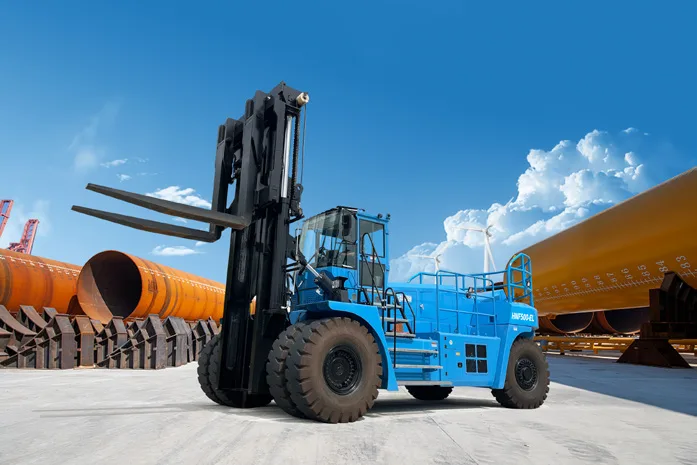 Xe nâng điện SOCMA 50 tấn bên bãi ống thép
