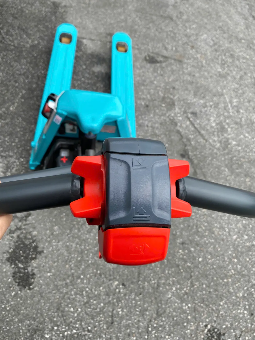 Đầu tay lái xe nâng tay điện Baoli EP nhìn từ trên