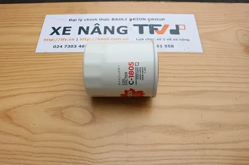 Lọc dầu động cơ xe nâng Sakura C-1805 chụp tại kho TFV