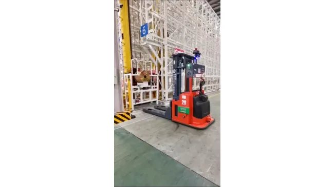 Xe tự động Sany cạnh kệ hàng — ảnh hãng