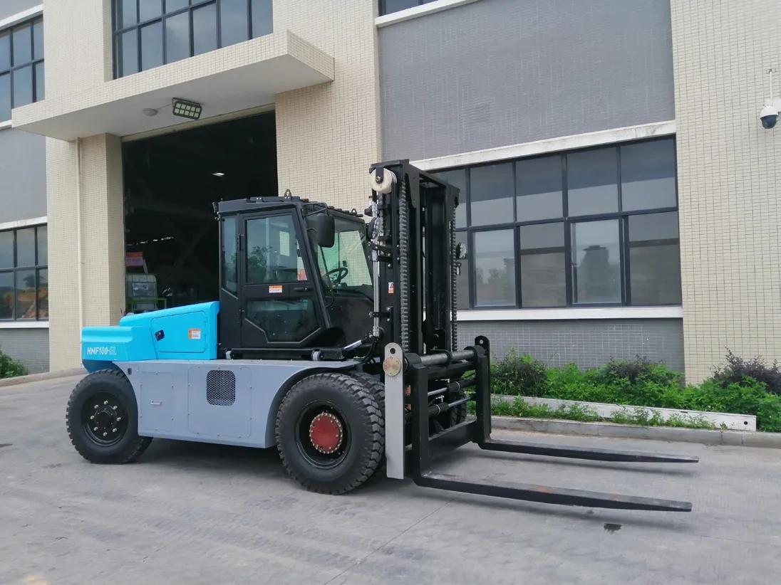 Xe nâng điện SOCMA 10 tấn trước xưởng