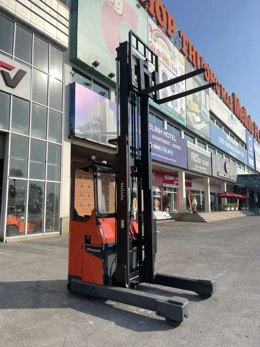 Xe nâng reach truck cũ Toyota trước showroom TFV Mê Linh Plaza