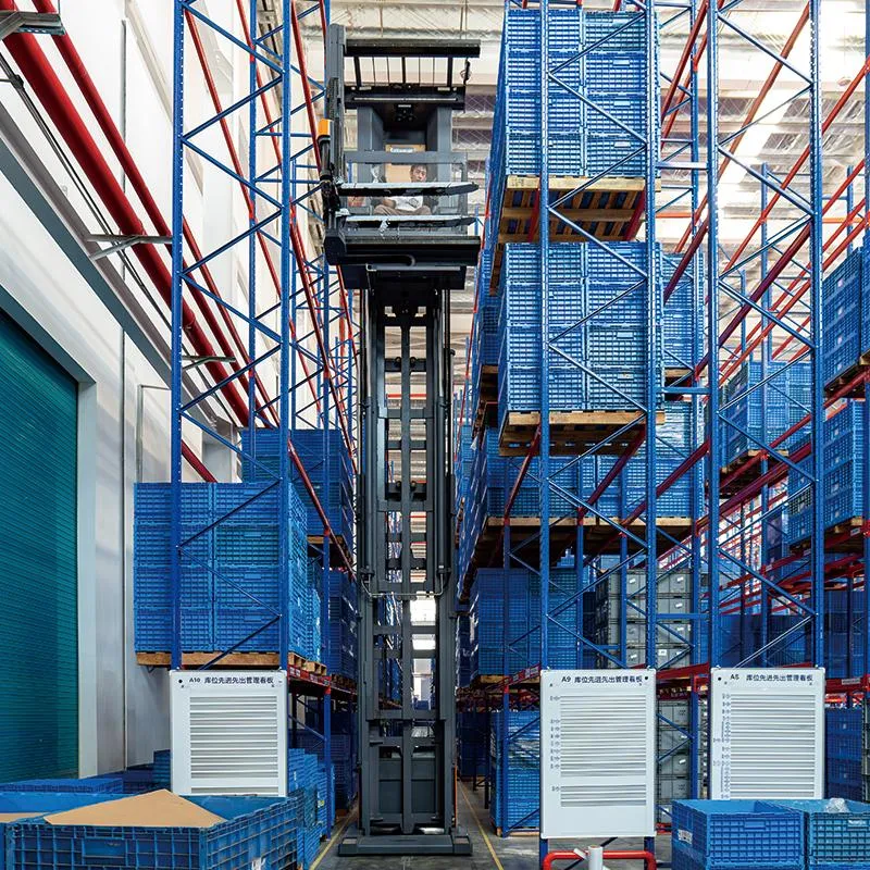 Xe nâng VNA Zowell VUE116 nâng cabin lên cao trong kho kệ