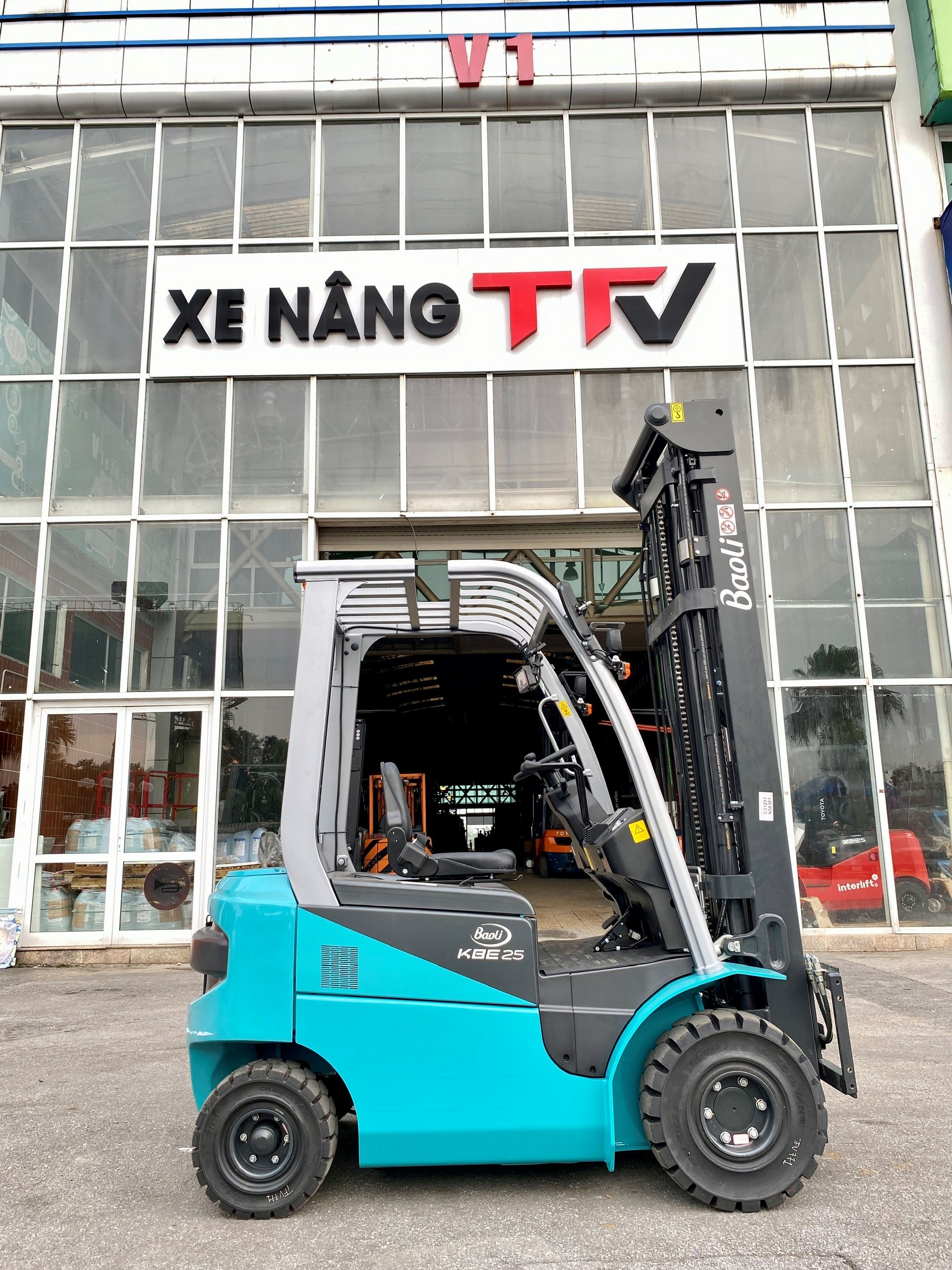 Thuê xe nâng điện 2.5 tấn Baoli KBE25-01. Nâng cao 4.5m. Sản xuất 2025. Mới 100%. Mã XM.B25BAS45.00869