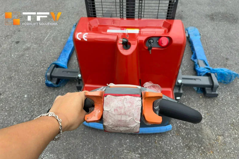 Nút phanh khẩn cấp trên xe nâng bán tự động
