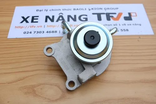 Xả gió bằng bơm tay bầu lọc nhiên liệu xe nâng Toyota