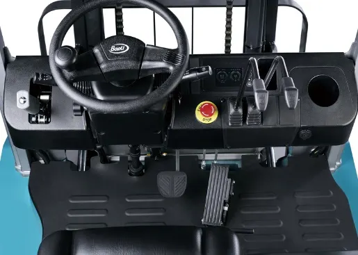 Sàn để chân rộng và bàn đạp Xe nâng điện Baoli KBE15-Li-01