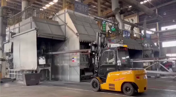 Xe nâng điện Sany C6 cạnh lò luyện