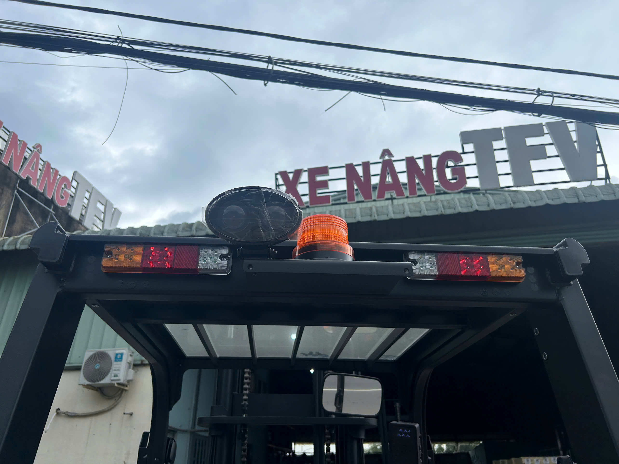 Xe nâng điện Interlift EFL303 3 tấn nâng cao 4m sản xuất 2024 mới 100%. Mã XM.B30EPS40.00749