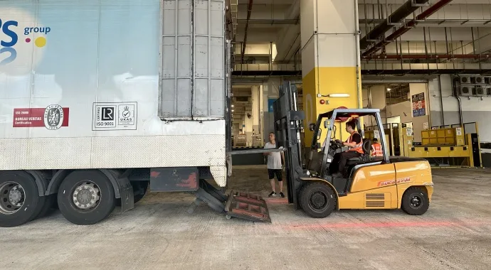 Xe nâng điện Sany C6 bốc hàng lên xe tải